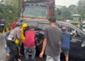 Kecelakaan Beruntun Truk di Silaiang, Ini Kronologi dan Identitas Korban 5 Proses evakuasi dan olah TKP kecelakaan beruntung di kawasan Silaiang pada Rabu (17/1/2024) siang. (Foto: Dok, Polres Padang Panjang)