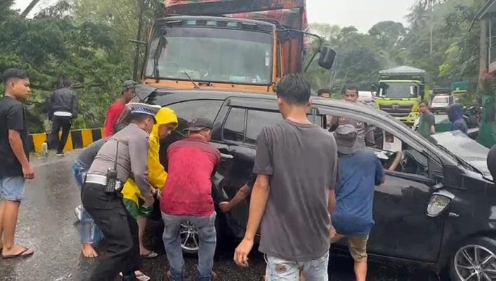 Kecelakaan Beruntun Truk di Silaiang, Ini Kronologi dan Identitas Korban 1 Proses evakuasi dan olah TKP kecelakaan beruntung di kawasan Silaiang pada Rabu (17/1/2024) siang. (Foto: Dok, Polres Padang Panjang)