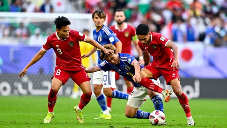 Timnas Indonesia Kalah dari Jepang dengan Kepala Tegak 1 Pemain timnas Indonesia berebut bola dengan pemain Jepang. (dok. PSSI)