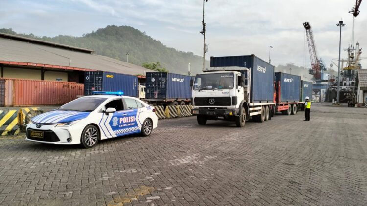 Polda Sumbar Kawal Pendistribusian Logistik Pemilu 2024 1 Pengawalan logistik Pemilu oleh Polda Sumbar. (dok. istimewa)