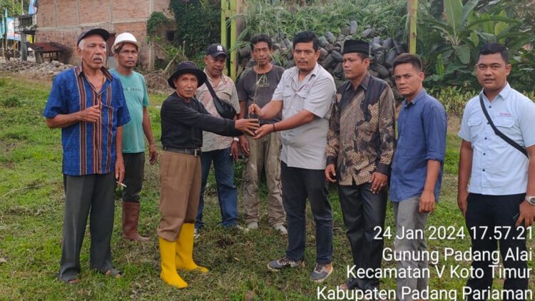 Penyerahan bibit kaliandra merah di Padang Pariaman. (dok. istimewa)