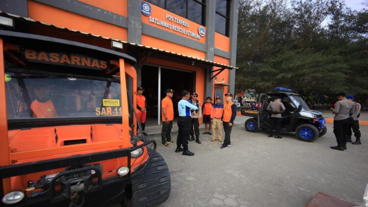 BNPB Upayakan Wisata Aman Bencana saat Libur Nataru 1 Personel dan kendaraan taktis disiagakan untuk merspons situasi darurat sejumlah pantai di wilayah Provinsi Yogyakarta. (dok. BNPB)