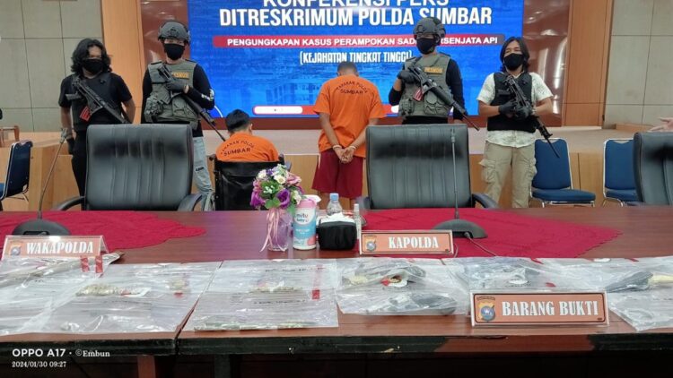 Beraksi di Sumbar, Perampok Ditembak Mati Saat Ditangkap di Riau 1 Press conference aksi perampokan sadis di Sumbar. Pelaku utamanya tewas usai baku tembak dengan polisi. (dok. Radarsumbar)