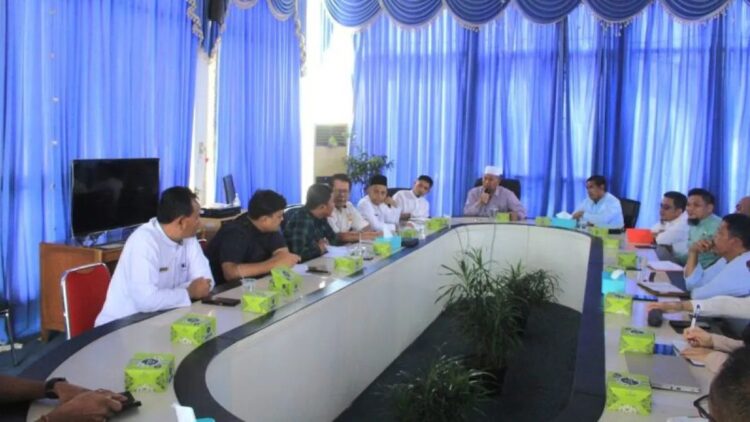 Pemkab Pasaman Barat bersama Badan Pertanahan Nasional Pasaman Barat menggelar rapat evaluasi percepatan pembangunan jalan jalur dua, beberapa waktu lalu. (ANTARA/HO-Diskominfo Pasaman Barat).