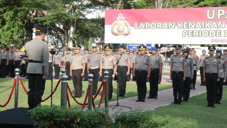 Ratusan Personel di Jajaran Polda Sumbar Naik Pangkat per 1 Januari 1 Ratusan anggota Polda Sumbar naik pangkat. (dok. Bidhumas)