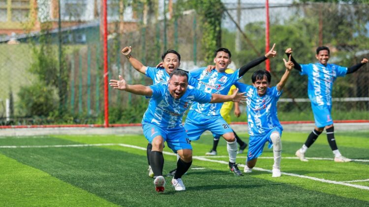 Fun Soccer Wartawan di Sumbar, Tim Soccer Jurnalis Bungkam PJKIP dengan Skor Telak 1 Selebrasi kemenangan tim Jurnalis Soccer. (dok. istimewa)