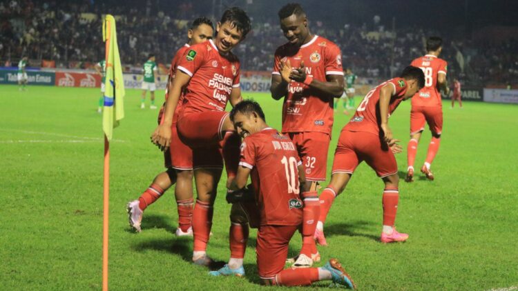 selebrasi pemain Semen Padang FC usai menciptakan gol kedua