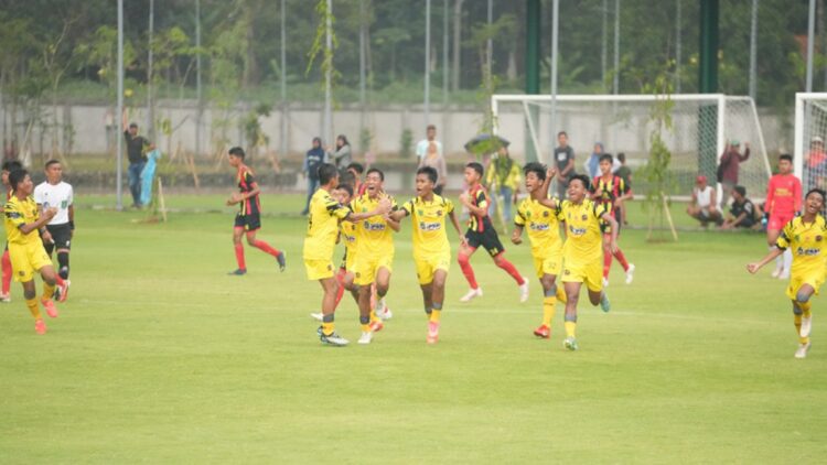 Selebrasi tim Piala Soeratin U-13 usai memastikan lolos ke 8 besar. (dok. PSSI)