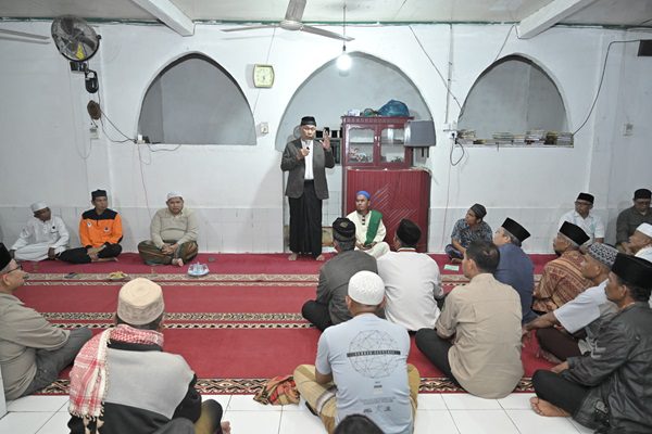 Gubernur Sumbar Sebut Pemuda Beriman Bisa jadi Calon Pemimpin Bangsa 1 Gubernur Sumbar, Mahyeldi memberikan tausiyah di di Masjid An-Nur Kampuang Batu Karuik, Kecamatan Tigo Nagari, Kabupaten Pasaman, Kamis (4/1/2024) pagi. (Foto: Dok. Adpim)