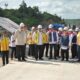 Menteri PUPR, Basuki Hadimuljono dan jajaran didampingi Gubernur Sumbar, Mahyeldi meninjau perkembangan pembangunan jalan tol Padang-Sicincin, Kamis (11/1/2024) siang. (Foto: Dok. Adpim)