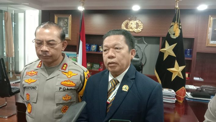 Raih Penghargaan dari Lemkapi, Kapolda Sumbar: Sebagai Pemicu dan Pemacu Serta Alat Pengawas Kami 1 Dari kiri ke kanan: Kapolda Sumbar, Irjen Suharyono dan Direktur Eksekutif Lemkapi, Edi Saputra Hasibuan. (Foto: Dok. Istimewa)