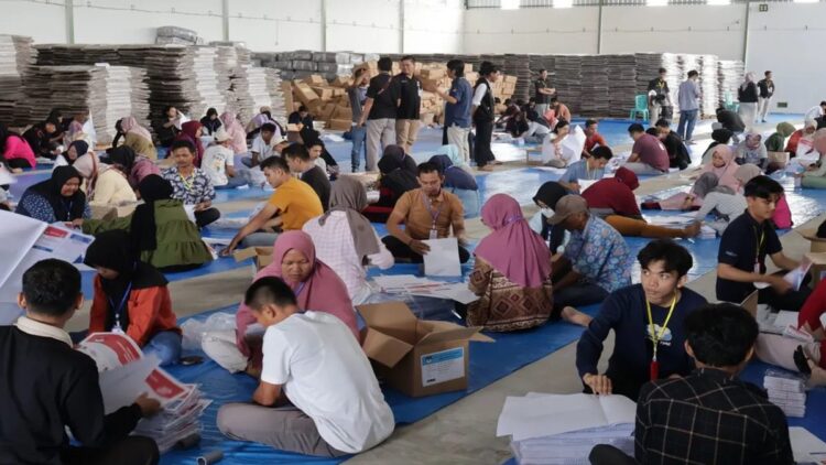Ratusan petugas melipat surat suara Pemilihan Umum (Pemilu) Tahun 2024 di Gudang KPU Kota Padang, Rabu, (10/1/2024). ANTARA/Muhammad Zulfikar.