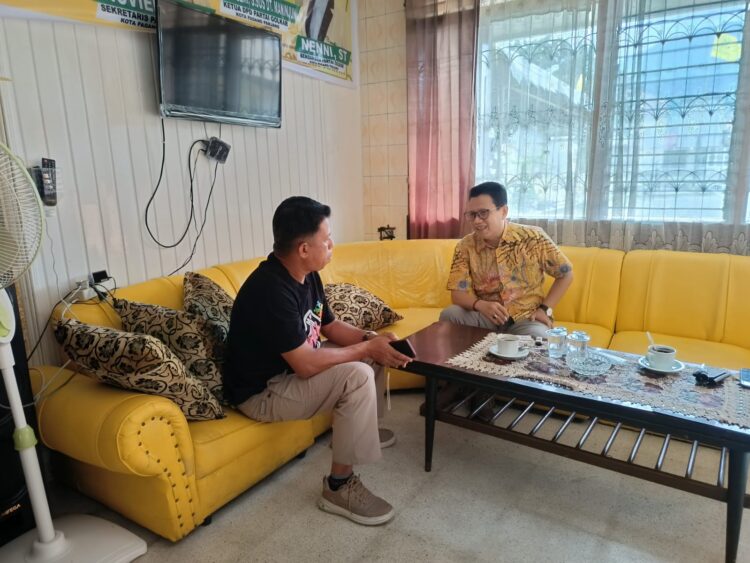 Sosok Profesional Teddy Alfonso Serius Maju untuk Perjuangkan Rakyat di DPR RI 1 Caleg DPR RI dari Parati Golkar Dapil Sumbar 1 Teddy Alfonso (kanan) saat berdialog dengan atak media.