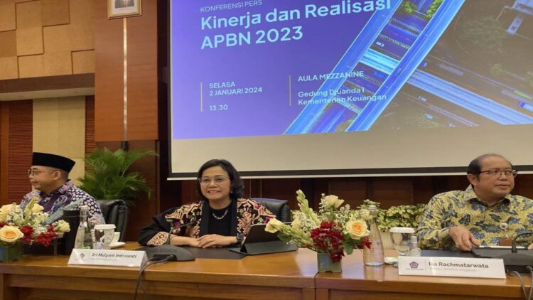 Menteri Keuangan Sri Mulyani Indrawati saat konferensi pers Kinerja dan Realisasi APBN 2023 di Jakarta, Selasa (2/1/2024). ANTARA/Imamatul Silfia.