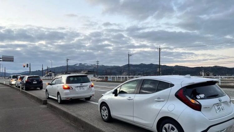 Sejumlah kendaraan menunggu informasi lebih lanjut di pintu tol di Kota Oyabe, Prefektur Toyama, Jepang, 1 Januari 2024. Serangkaian gempa bumi kuat dengan gempa besar berkekuatan hingga magnitudo 7,6 telah melanda Prefektur Ishikawa, Jepang tengah, pada Senin, dan peringatan tsunami telah dikeluarkan, menurut Badan Meteorologi Jepang (JMA). (Xinhua/Sun Jialin/as)