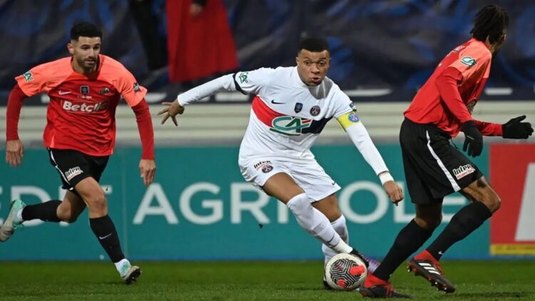 Tinggalkan PSG di Akhir Musim 2023/24, Kylian Mbappe Dikabarkan Minati Liverpool 1 Pemain depan Paris Saint-Germain Kylian Mbappe (tengah) mengontrol bola dalam pertandingan Piala Prancis melawan US Revel di Stadion Pierre-Fabre, Castres, selayan Prancis 7 Januari 2024. (ANTARA/AFP/VALENTINE CHAPUIS)