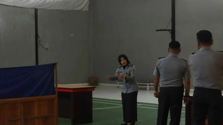 Salurkan Hak Politik Warga Binaan, Lapas Bukittinggi Siapkan Tiga TPS 1 Petugas Lembaga Pemasyarakatan (Lapas) Kelas II A Bukittinggi melakukan persiapan pendirian Tempat Pemungutan Suara (TPS) yang akan digunakan oleh ratusan warga binaan menyalurkan hak politiknya di Pemilu 2024 (Antara/Al Fatah)