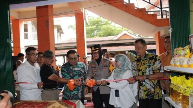 Pemko Payakumbuh Dirikan Lapau Inflasi Jaga Stabilitas Harga Pangan 1 Pj Wali Kota Payakumbuh, Jasman saat meluncurkan Lapau Pengendalian Inflasi. (ANTARA/HO-Pemkot Payakumbuh)