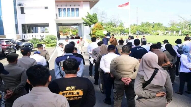 Suasana pelepasan petugas penertiban APK peserta Pemilu 2024 di Kota Pariaman, Sumbar. Antara/HO-Diskominfo Pariaman