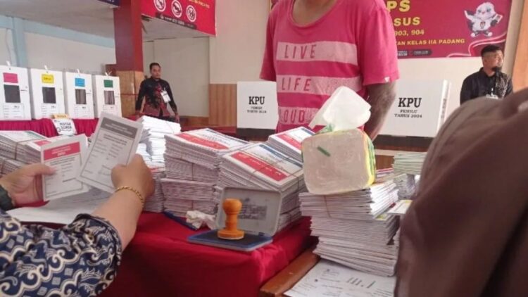 Salah seorang narapidana Lapas Muaro Padang, Sumbar akan melakukan pencoblosan di TPS Khusus penjara pada Rabu (14/2). ANTARA/FathulAbdi