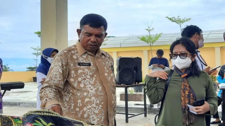 Fasilitasi Pedagang Durian, Pemko Pariaman Siapkan Rest Area di Pasir Sunur 1 Kepala Dinas Perindustrian Perdagangan Koperasi dan UKM Kota Pariaman Alyendra (kiri) saat mengunjungi stand pelaku UMKM dalam sebuah kegiatan di daerah itu. ANTARA/Aadiaat M. S.