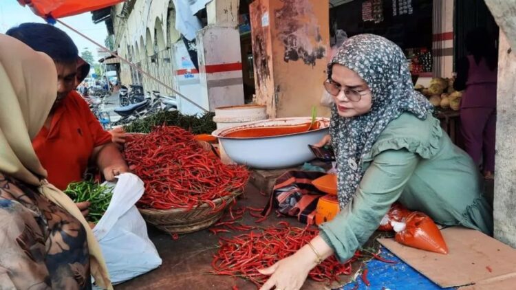 Jelang Ramadhan, Harga Sejumlah Kebutuhan Pokok di Pariaman Mulai Naik 1 Salah seorang pedagang kebutuhan pokok di Pasar Rakyat Pariaman, Sumbar merapikan tumpukan cabai sambil melayani pelanggan. ANTARA/Aadiaat M. S.