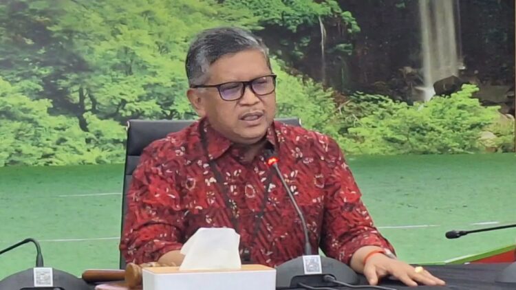PDIP Tegaskan Siap jadi Oposisi 1 Sekretaris Jenderal PDI Perjuangan Hasto Kristiyanto berikan keterangan dalam konferensi pers di Kantor DPP PDIP, Jakarta Pusat, Senin (8/1/2024). ANTARA/Fianda Sjofjan Rassat
