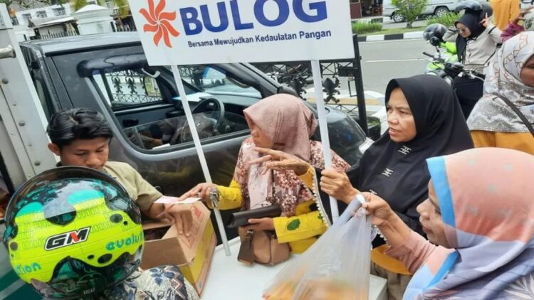 Sejumlah warga terlihat bergantian membeli beras dan minyak di stan Bulog pelaksanaan Bazar Bahan Pangan Pokok dan Hasil Pertanian yang dilaksanakan oleh Pemko Pariaman. (Foto: Dok. Antara/Aadiaat MS)