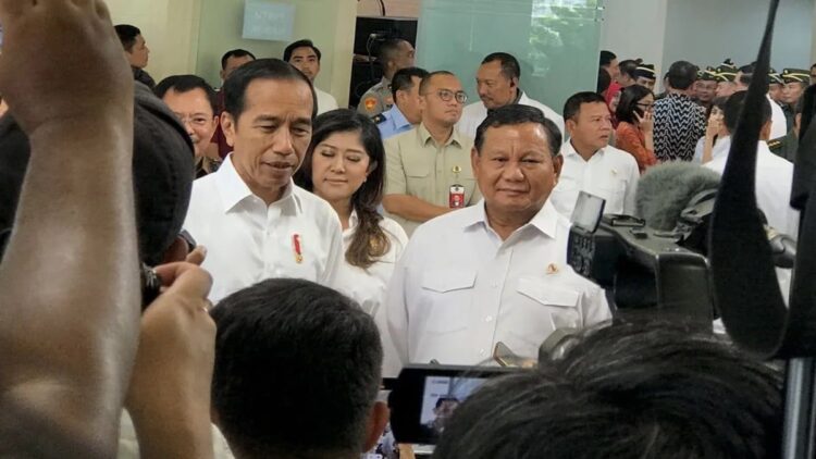Terbesar di Indonesia, Menhan Prabowo Ungkap RSPPN Miliki Fasilitas-Alat Modern 1 Presiden RI Joko Widodo (kiri) didampingi Menteri Pertahanan Prabowo Subianto (kanan) menjawab pertanyaan wartawan selepas acara peresmian Rumah Sakit Pusat Pertahanan Negara (RSPPN) Panglima Besar Soedirman, Jakarta, Senin (19/2/2024). ANTARA/Genta Tenri Mawangi