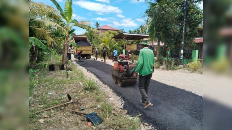 Pemko Padang Aspal Jalan Penghubung Koto Pulai-Balai Gadang 1 Dinas PUPR Kota Padang mengaspal jalan penghubung Koto Pulai-Balai Gadang. (Foto: Dok. Diskominfo Padang)