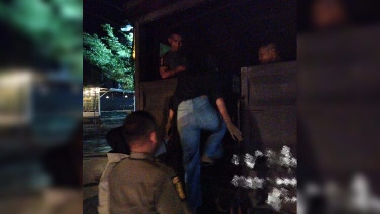 Keluyuran hingga Larut Malam, Empat Wanita Diamankan Satpol PP Padang 1 Satpol PP Padang mengangkut wanita yang diamankan ke Mako. (Foto: Dok. Satpol PP Padang)