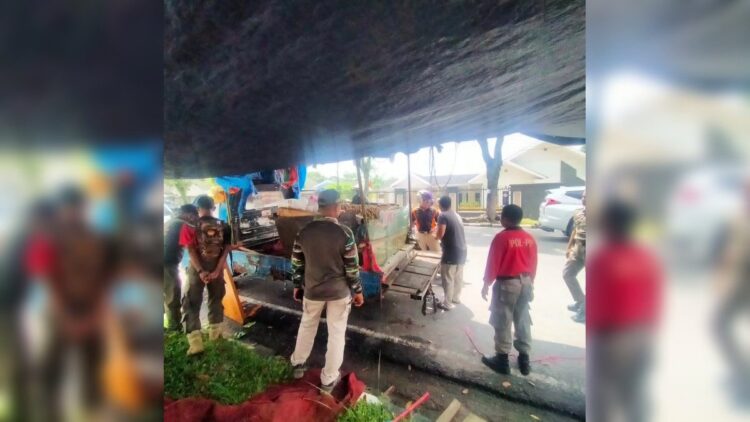 Satpol PP Padang membongkar lapak PKL yang ada di badan jalan. (Foto: Dok. Satpol PP Padang)