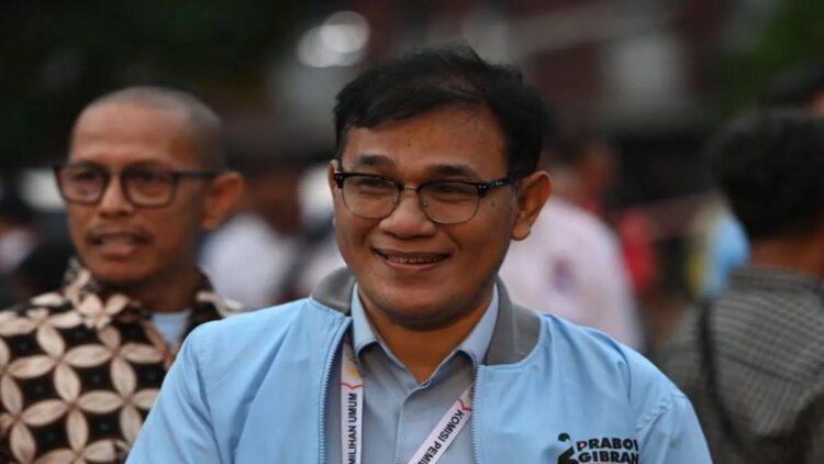 Wakil Ketua Dewan Pakar TKN Prabowo-Gibran, Budiman Sujatmiko, saat mendatangi lokasi Debat Ketiga Capres Pemilu 2024 di Istora Senayan, Jakarta, Minggu (7/1/2024). (ANTARA FOTO/Fakhri Hermansyah/foc)