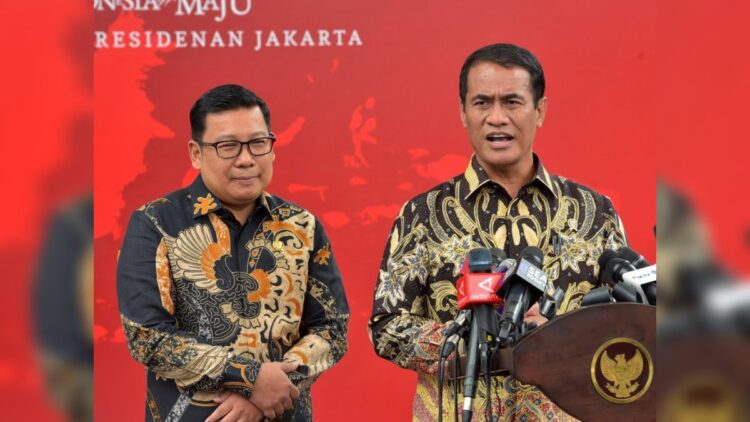 Kementan Copot Pejabat Korupsi untuk Tegakkan Integritas 1 Mentan Andi Amran Sulaiman dan Kepala Badan Pangan Nasional Arief Prasetyo Adi memberikan keterangan pers, di Kompleks Istana Kepresidenan Jakarta, Senin (26/02/2024). (Foto: Humas Setkab/Rahmat)