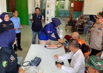 Biddokkes Polda Sumbar beri layanan pengobatan gratis untuk PPK. (dok. istimewa)