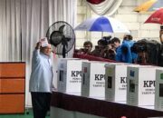 Nyoblos di TPS 033 Bojong Koneng, Prabowo Ikut Antre Bersama Warga