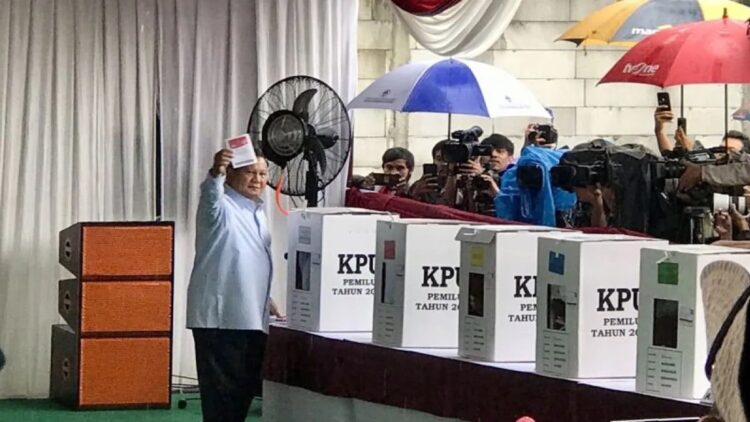 Capres nomor urut 2 Prabowo Subianto menunjukkan surat suara yang telah dia coblos di TPS 033 Bojong Koneng, Kabupaten Bogor, Jawa Barat, Rabu (14/2/2024). (ANTARA/Genta Tenri Mawangi)