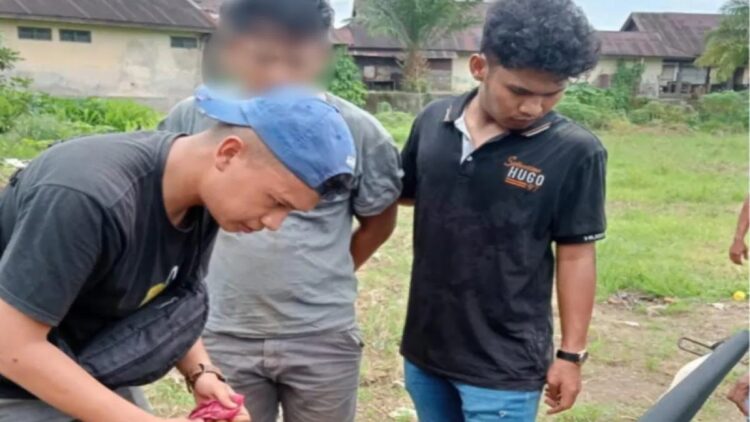 Anggota Satres Narkoba Polres Agam sedang melakukan penggeledahan kepada pelaku pengedar narkotika. Dok HO/Polres Agam
