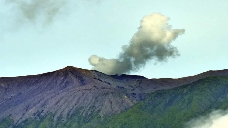 Gunung Marapi Sumatera Barat saat mengalami erupsi. Gunung setinggi 2.891 mdpl ini kembali erupsi setelah sempat terpantau tidak beraktivitas selama sepuluh hari terakhir. (Antara/HO-dokumentasi pribadi). ​​​​​​​