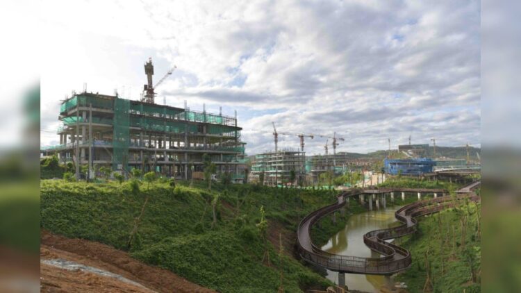 Suasana pembangunan di Kawasan Inti Pusat Pemerintahan (KIPP) Ibu Kota Negara (IKN) Nusantara, Penajam Paser Utara, Kalimantan Timur, Rabu (17/1/2024). Foto: Infopublik/Amiriyandi