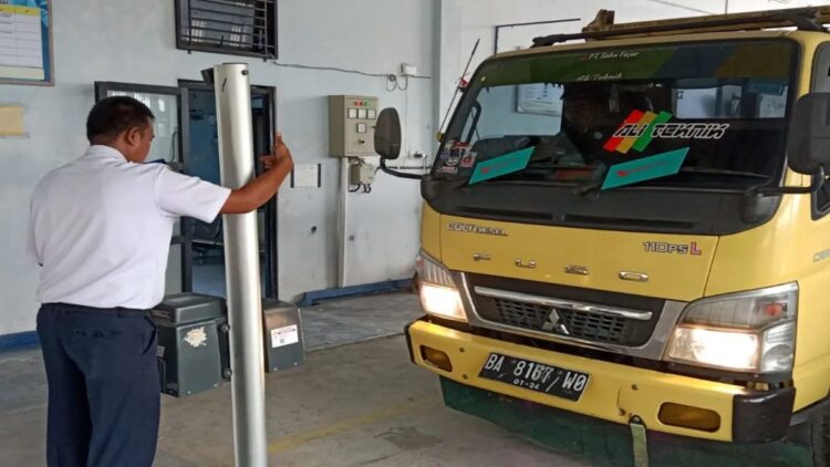 Mulai Januari 2024, Pemko Pariaman Gratiskan Biaya Uji KIR 1 Petugas sedang menguji kelayakan truk di Unit Pengujian Kendaraan Bermotor di Pariaman, Sumbar. Antara/HO-Dishub Pariaman