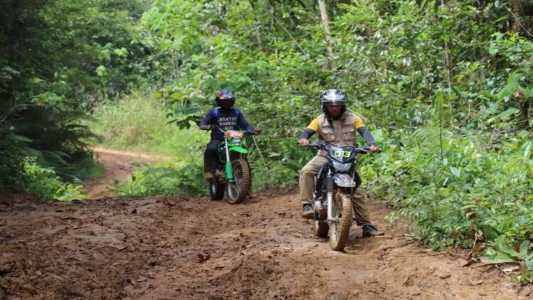 Salah satu jalan menuju Tombang Kecamatan Talamau Kabupaten Pasaman Barat yang bertanah. Daerah ini menjadi perhatian khusus dalam pendistribusian logistik Pemilu 2024. (Antara/Altas Maulana).