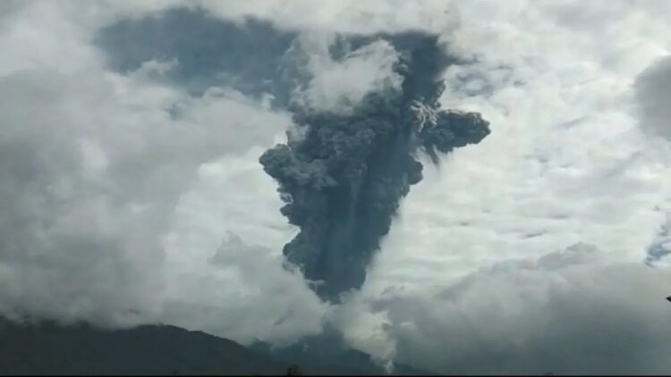 Kondisi gunung marapi saat ini. Pemkab Agam membuka layanan pemeriksaan paru-paru gratis bagi masyarakat dampak erupsi gunung marapi. (Antara/HO-BPBD Agam).
