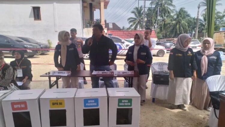 KPU Kabupaten Solok, Sumatera Barat saat mensimulasikan pemungutan dan penghitungan suara (ANTARA/HO-Diskominfo Solok)