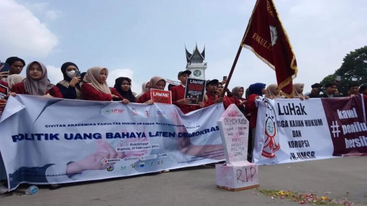 Suarakan Pemilu Bersih, Mahasiswa di Bukittinggi Sepakat Tolak Politik Uang 1 Mahasiswa dari berbagai kampus di Kota Bukittinggi membentangkan spanduk penolakan praktek politik uang. Aksi yang dipusatkan di Taman Jam Gadang ini dianggap sebagai edukasi dan imbauan kepada warga untuk mendukung pemilu bersih (Antara/Al Fatah)