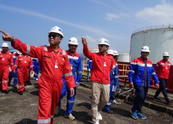 Kementerian ESDM dan Pertamina Patra Niaga meninjau kondisi dan lokasi Terminal BBM Teluk Kabung pada Kamis (1/2/2024) siang. (Foto: Dok. Pertamina)