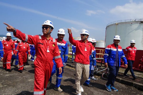 Kementerian ESDM dan Pertamina Patra Niaga Pantau Terminal BBM Teluk Kabung Padang, Ini Temuannya 1 Kementerian ESDM dan Pertamina Patra Niaga meninjau kondisi dan lokasi Terminal BBM Teluk Kabung pada Kamis (1/2/2024) siang. (Foto: Dok. Pertamina)