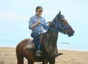 Momen Wawako Ekos Albar Berkuda di Pantai Pasir Jambak, Begini Penampakannya