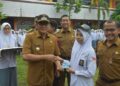 Wali Kota Padang, Hendri Septa menyerahkan secara simbolis e-KTP kepada pelajar SMKN 6 Padang pada Senin (5/2/2024) pagi. Ia meminta pelajar untuk menggunakan hak suara dan menghindari aksi tawuran. (Foto: Dok. Prokopim)