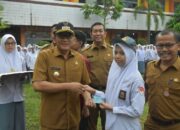 Serahkan e-KTP untuk 85 Pelajar SMKN 6 Padang, Wako Hendri Septa Ajak Gunakan Hak Suara dan Hindari Tawuran